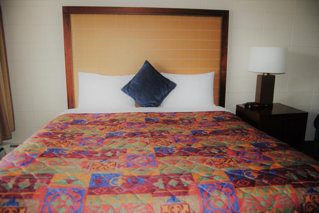 Derrick Motel Эдмонтон Экстерьер фото