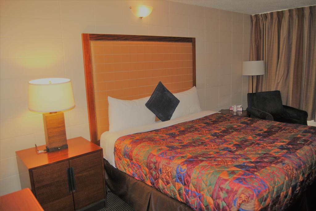 Derrick Motel Эдмонтон Экстерьер фото