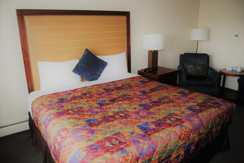 Derrick Motel Эдмонтон Экстерьер фото