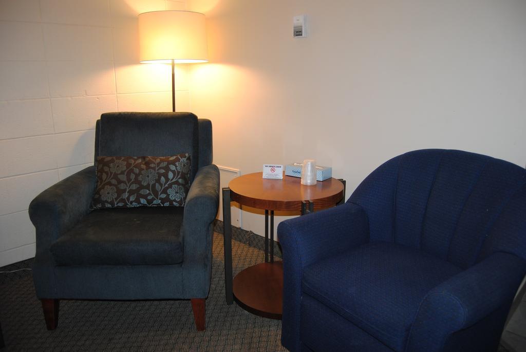 Derrick Motel Эдмонтон Экстерьер фото