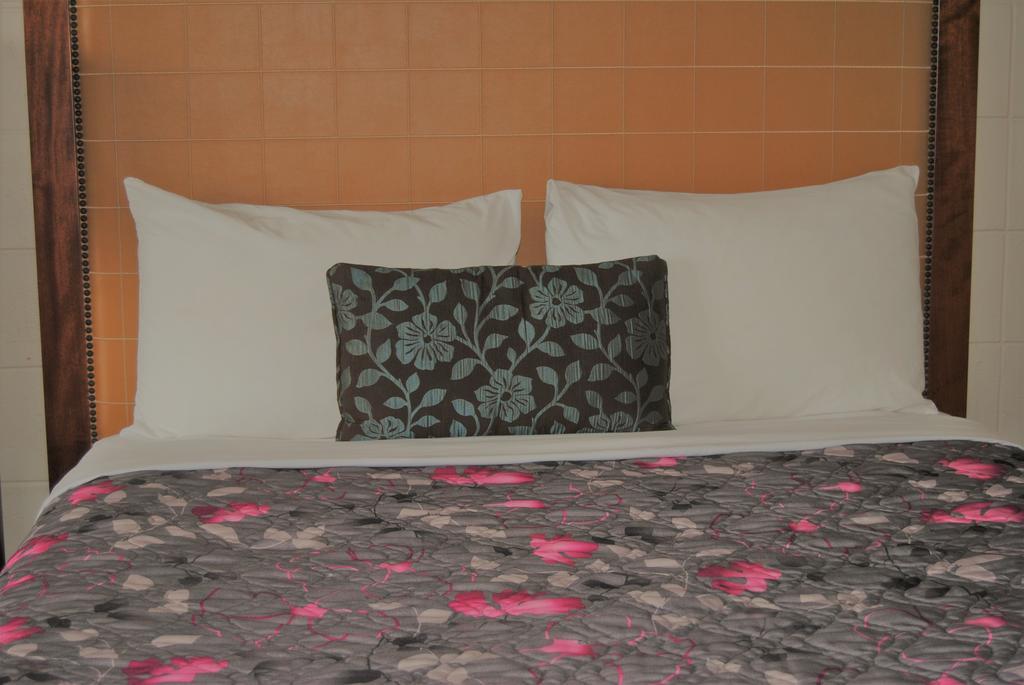 Derrick Motel Эдмонтон Экстерьер фото