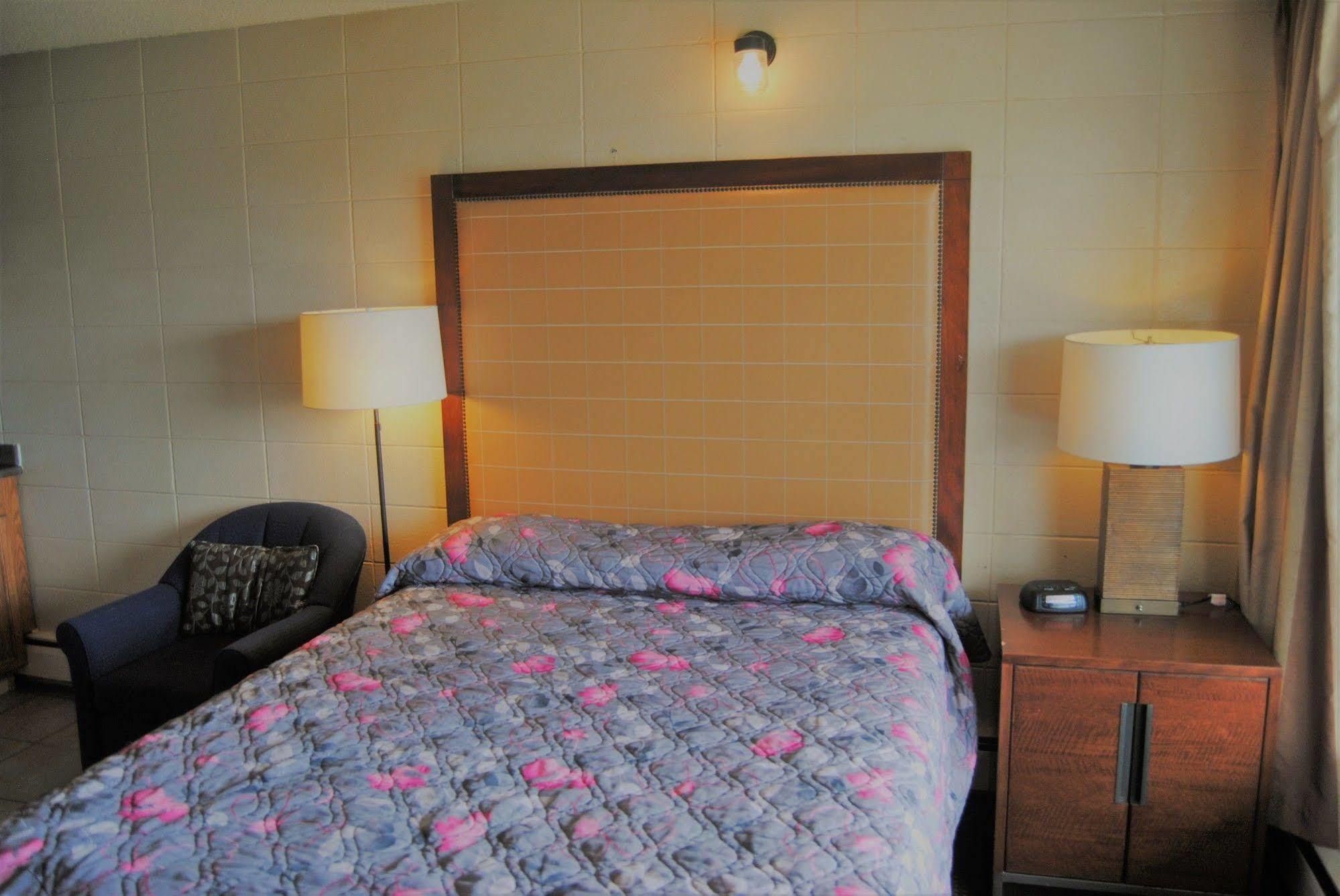 Derrick Motel Эдмонтон Экстерьер фото