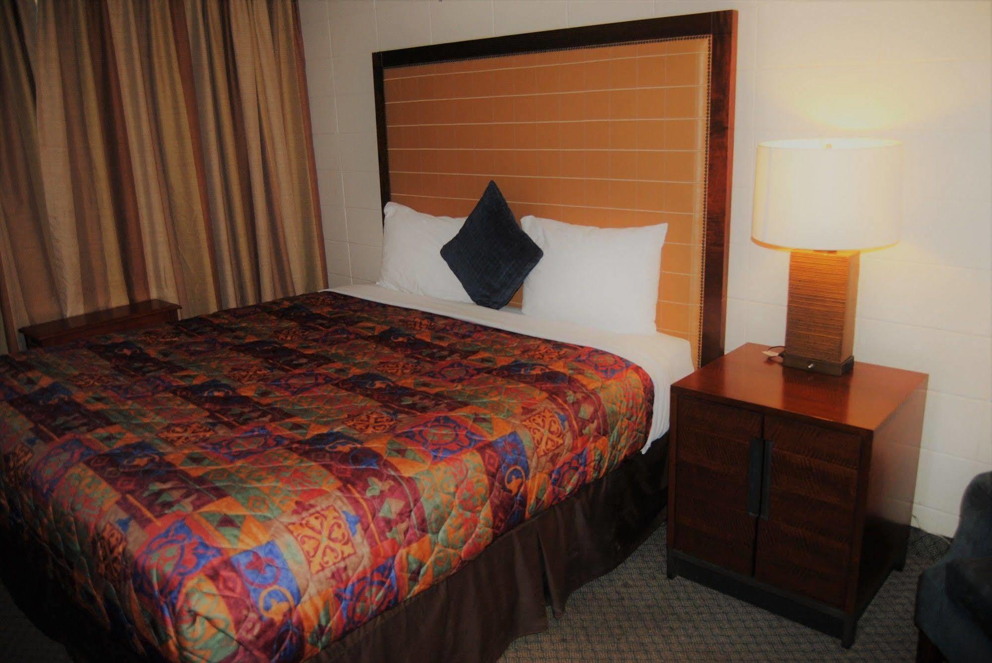 Derrick Motel Эдмонтон Экстерьер фото